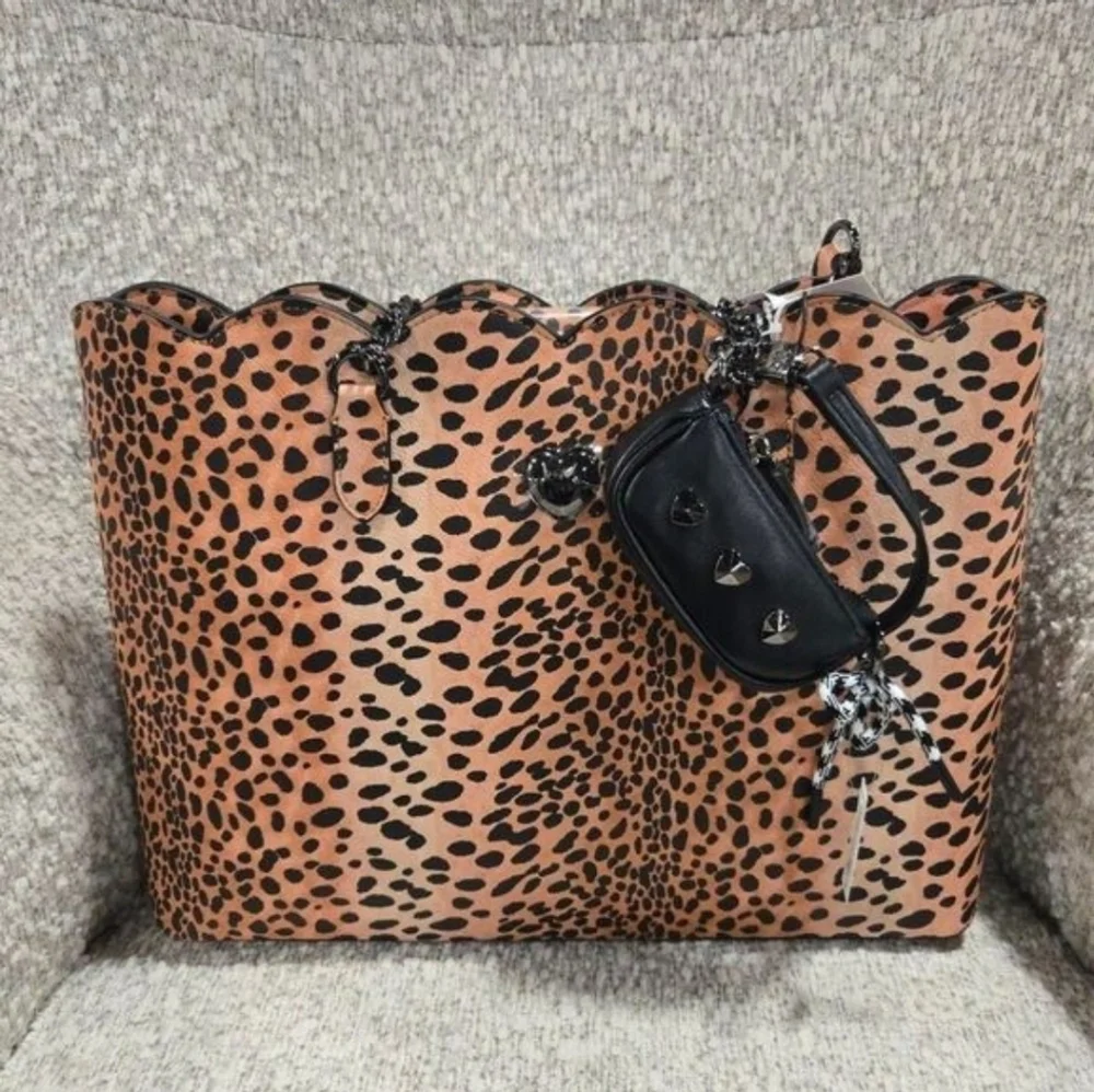🖤🔹️Betsey Johnson 🔹️XOTOTE-L  Leopard Print 2pc Tote with Black Bag Charm - Picture 7 of 17